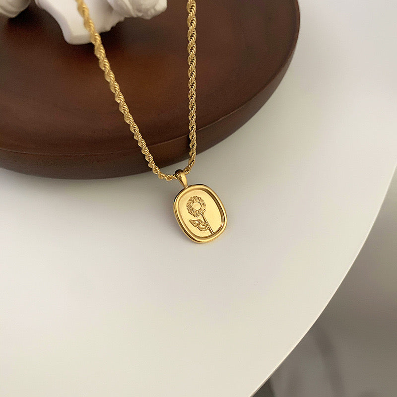 ROSE NECKLACE