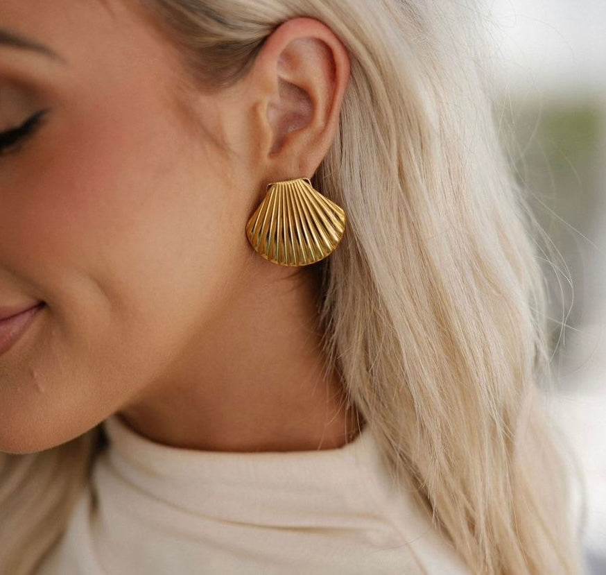 SHELL EARRING