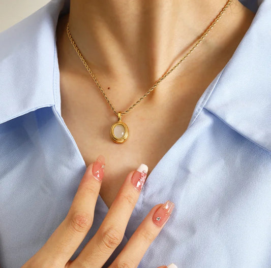 GOLDEN HOLA NECKLACE